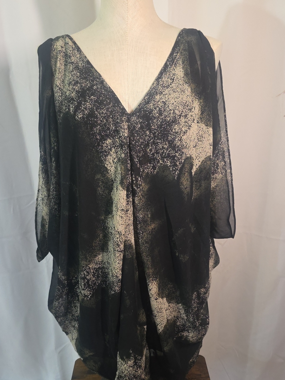Jessica Simpson Black Sheer V-Neck Tunic with Cream Abstract Print